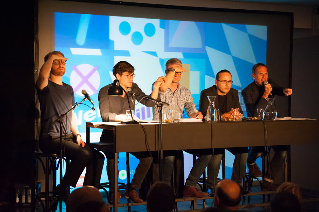 Das Podium ist begeistert über den großen Zuspruch und hilft, die letzten freien Plätze zu finden.