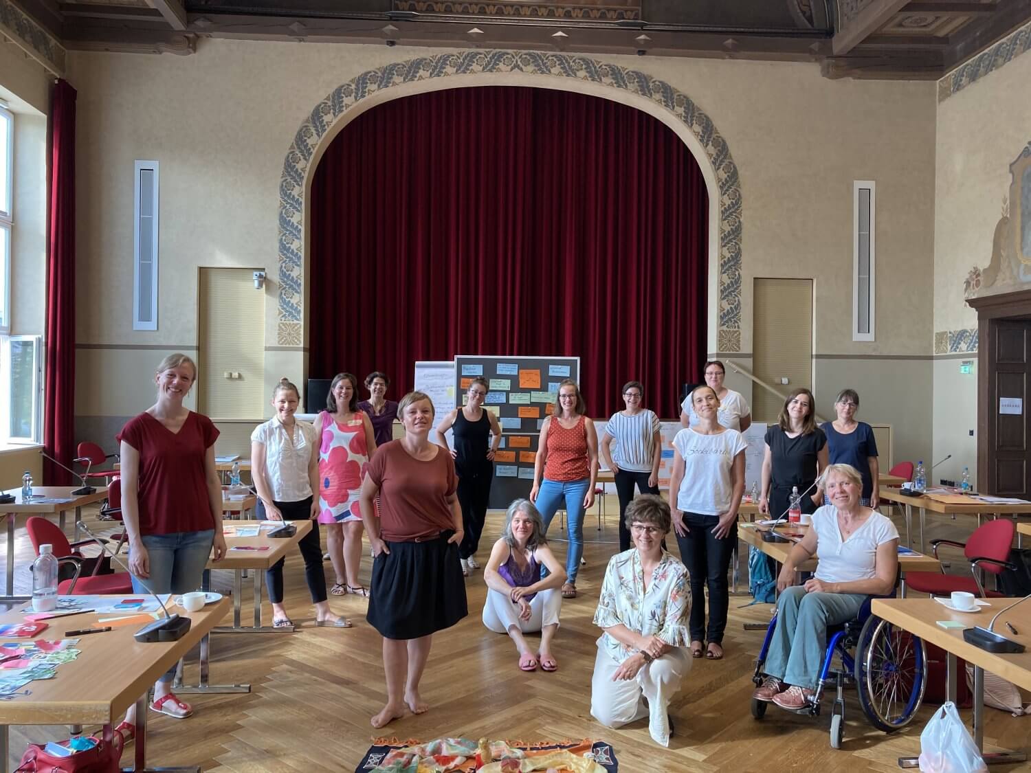 Zahlreiche Frauen nehmen an den Veranstaltungsreihen des Vereins "Frauen aufs Podium" teil. © sah-photo/FrauenaufsPodium