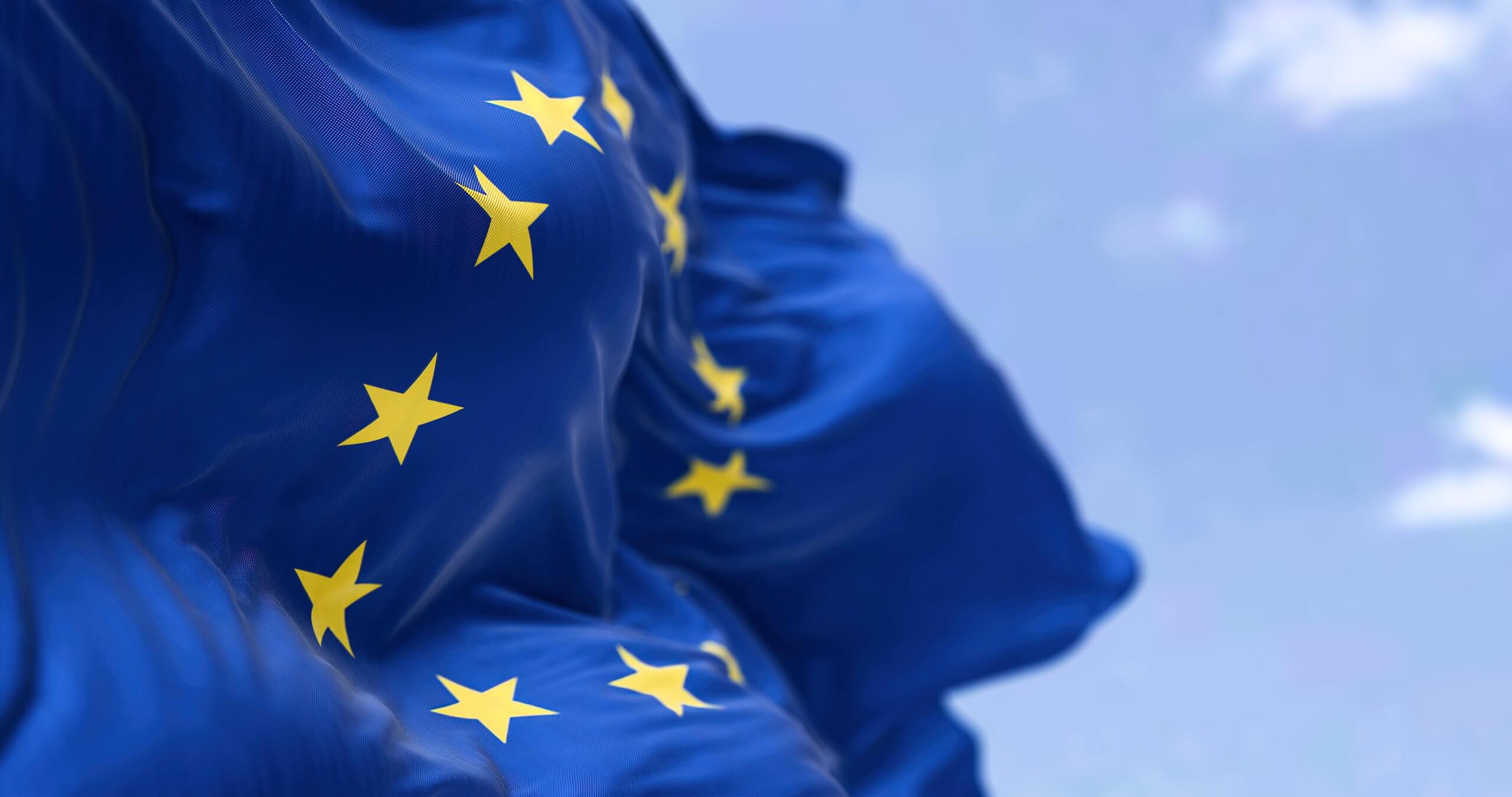 Europafahne flattert im Wind.
